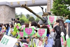 [TENPHOTO] 김현중 입대, 부대 앞은 팬들로 북적