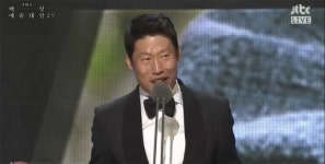 유해진, 남자조연상 수상 꽃다발에 “브로콜리인 줄 알았다” 폭소(백상예술대상)