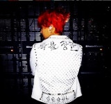 지드래곤, 독특한 재킷 입고 뒤태 공개...독불장군