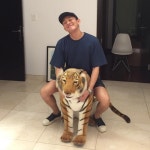 유아인, 호랑이 인형 타며 훈훈 미소 포착 붕붕