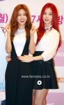 [TENPHOTO] 걸스데이 유라, 소진언니 허리 가늘죠?(어느 멋진 날)