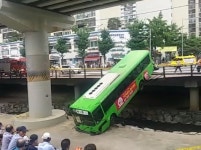 [실검보고서] 상계역 인근서 시내버스 하천으로 추락...14명 부상