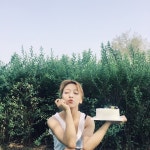 루나, 생크림케이크 든 채 사랑스러운 입맞춤 발사 오 해피데이