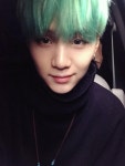 방탄소년단 슈가, 화사한 민트 헤어로 변신 머리부터 화양연화