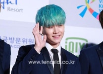 [TENPHOTO] 방탄소년단 슈가, 흰피부와 잘 어울리는 민트색 헤어 (서울가요대상)