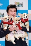 [TENPHOTO] 주병진, 강아지 세마리가 품에 한 가득 (개밥주는남자)