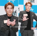 [TENPHOTO] 슈퍼주니어 강인, 원조 아이돌의 제스처란 이런 것 (개밥주는남자)