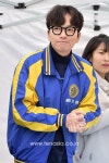[TENPHOTO] 이동휘, ‘뿔테 안경도 패션이예요’(응답하라 1988 팬사인회)