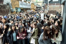 [TENPHOTO] ‘서강준 보려고’...대학로 일대 마비로 무산된 행사