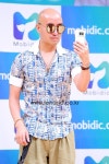 주식회사 모비딕커뮤니케이션 | [TEN PHOTO] 홍석천, 포토타임에도 생중계를 하는 '소통왕' (모비딕)