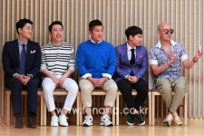 주식회사 모비딕커뮤니케이션 | [TEN PHOTO] 홍석천, 포토타임에도 생중계를 하는 '소통왕' (모비딕)