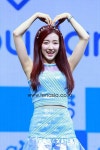 [TEN PHOTO] 구구단 하나, 흰 피부에 빨간 머리..인어공주의 환생인줄(원더랜드 쇼케이스)