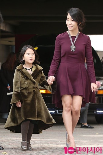 [TEN PHOTO] 이윤진 '소을이 손 꼭 붙잡고'