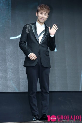 [TEN PHOTO] 비투비 서은광 '상냥한 손인사'