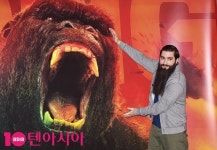 [TEN PHOTO]조던 보그트-로버츠 감독 킹콩이 더 커졌어요~