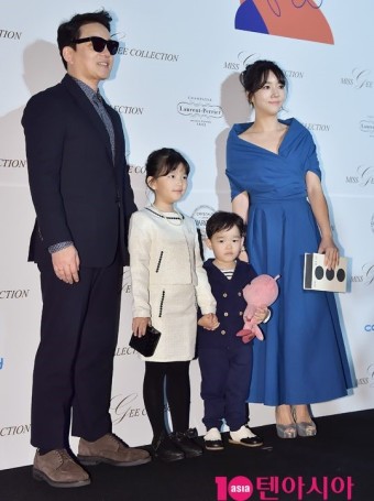 [TEN PHOTO]이범수-이윤진 부부 '온가족이 패션위크 나들이'