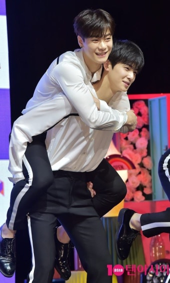 [TEN PHOTO]아스트로 차은우-문빈 '잘생긴 위에 미남 추가'