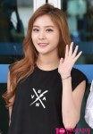 [TEN PHOTO]소나무 나현 아름다운 미소(공항패션)