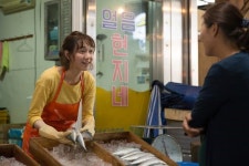 원더풀 고스트 이유영, 생활력 만렙 생선가게 주인으로 변신