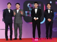 [TEN PHOTO]권재관-이성동-윤승현-심문규 '시크한 비둘기 마술단'