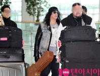 [TEN PHOTO] 슬래쉬(Slash) 레전드 기타리스트의 화려한 공항패션