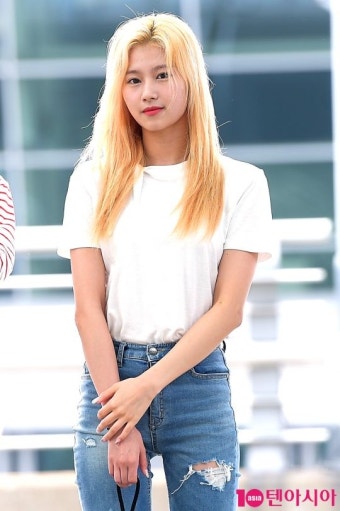 [TEN PHOTO]트와이스 사나 '청바지에 흰 티면 충분'
