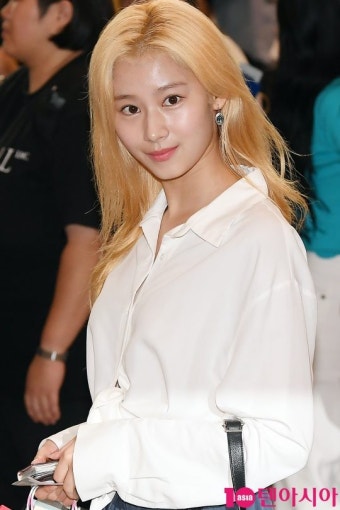 [TEN PHOTO] 트와이스 사나 '심쿵 아이컨택'