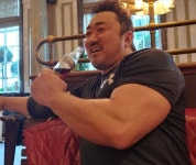 “탄산처럼 시원하게”...마동석, 콜라병을 미니어처로 만든 팔뚝