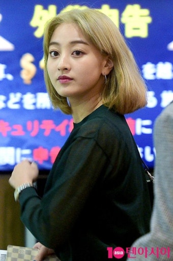 트와이스 지효, 공항서 사진 촬영하던 팬과 충돌해 부상 