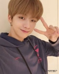 강다니엘 생일, 밝은 미소+브이... 수많은 사람들이 응원하고 있어