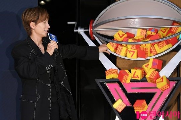 [TEN PHOTO] 슈퍼주니어 이특 '럭키 박스 와르르~' | 포토뉴스