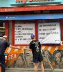 영원한 이태원 전설…홍석천, 마지막 영업 후 응원 플래카드에 울컥[전문]