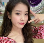 아이유, 데뷔 12주년 팬들 축하인증…사랑스러운 미소
