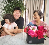 100점사위 백종원, 장모님께 꽃다발 선사…소유진 소녀같은 울엄마, 사랑해요[TEN★]