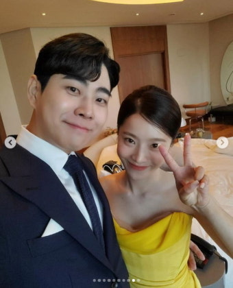 '이욱' 벤, 결혼식 사진 공개...