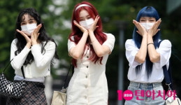 [TEN 포토] 위클리 지한-조아-박소은 '방송국에 핀 꽃 세송이'