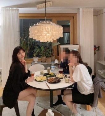 김새롬, 지인들과 술자리 인증샷 