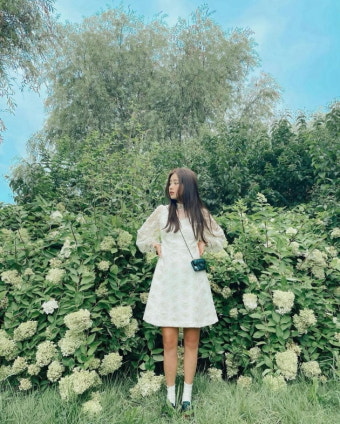 '12살연상 교포' 기은세, 명품C사 180만원 폰케이스백으로 '소녀미 완성' [TEN]
