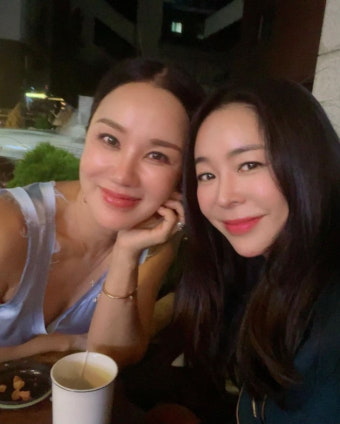 '50대' 엄정화X이혜영, 누가 센 언니래? 번개 회동에 신난 중년 둘 [TEN]