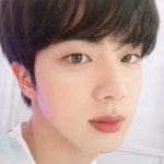 BTS 진, 타고난 매력..해외 영화감독 김석진 티셔츠 입고 러브콜