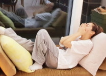 설경구♥ 송윤아, 자택서 노래하고 닭다리 뜯고…민낯도 문제 없어 [TEN★]