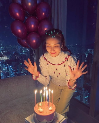 '장동건' 고소영, 딸 생일에 기뻐하는 51세 애둘맘…으리으리한 시티뷰 야경은 덤[TEN]