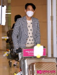 [TEN 포토] 이정재 직접 짐 갖고 나오는 월드스타