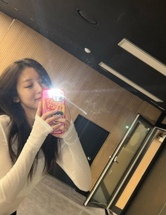 오마이걸 아린, 화장 필요 없는 청순美…사과폰 보다 빛나네 [TEN]