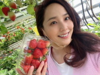 기태영♥ 유진, 둘째 로린이와 딸기 농장 방문…원조 요정의 여전한 미모[TEN★]
