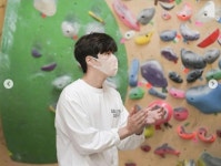 김선호, 첫 복귀작 연극 준비 근황...클라이밍 진심이네[TEN★]