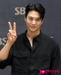 [TEN 포토] 주원 귀엽게 브이