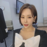 한영, 8살 연하 ♥박군과 결혼하더니 물 오른 미모…가슴 팍에 단 왕리본[TEN★]