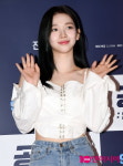 [TEN 포토] 에스파 카리나 손 흔드는 인형