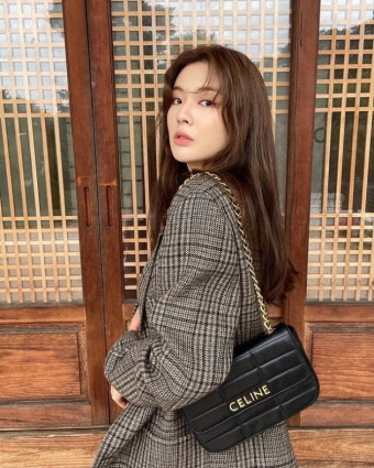 '이광수' 이선빈, 495만원 명품 C사 가방 메고…가을 여자로 변신[TEN]
